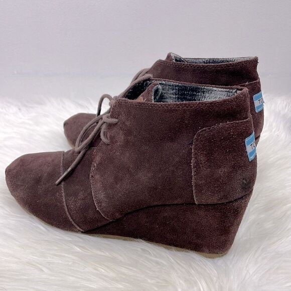 TOMS | brown suede wedge booties 10.0 front lace closure. - Picture 4 of 11